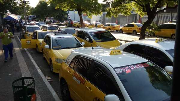 Mientras negocian con comuna taxistas esgrimen el "garrote" de huelga y paralización de la capital - ADN Paraguayo