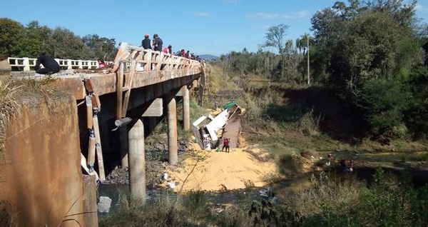 Camión esquiva automóvil y cae a arroyo