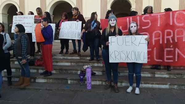 Universitarios se movilizan contra Kriskovich frente a la Catedral