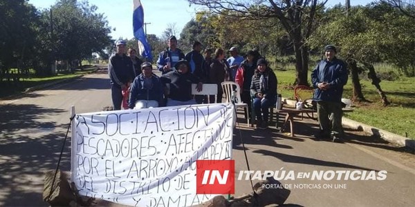 PESCADORES DE SAN COSME SE MANIFIESTAN ANTE FALTA DE RESPUESTA DE LA EBY.