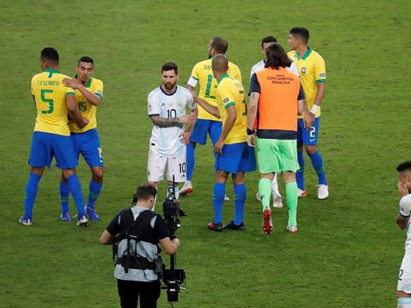El árbitro Zambrano habla de las jugadas polémicas del Brasil-Argentina