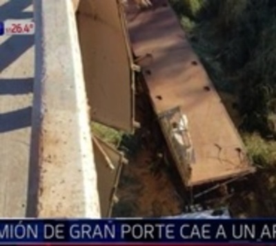 Camión de gran porte cae a un arroyo en Guairá - Paraguay.com
