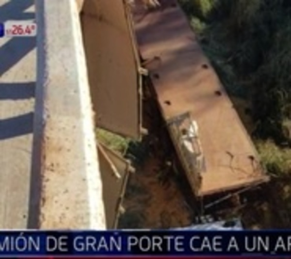 Camión de gran porte cae a un arroyo en Guairá - Paraguay.com