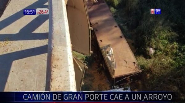 Camión de gran porte cae a un arroyo en Guairá | Noticias Paraguay