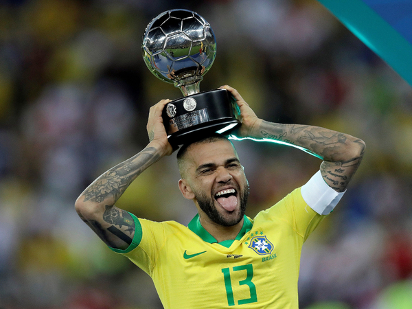 Daniel Alves responde a las declaraciones de Lionel Messi