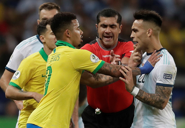 El árbitro del polémico Brasil-Argentina habló anta los medios por primera vez