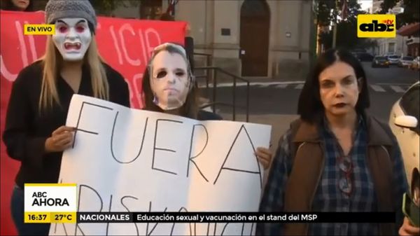 Manifestantes piden renuncia de Cristian Kriskovich  - Nacionales - ABC Color