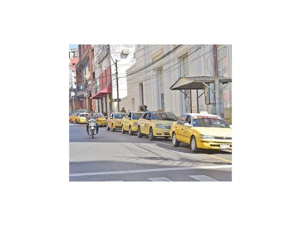 Taxis ocupan sitios públicos sin pagar tributos