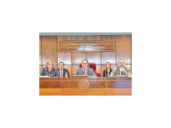 Monges asume en Constitucionales como parte del pacto