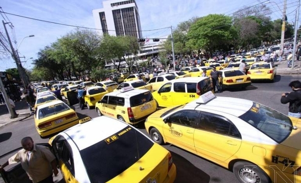 HOY / Caos en puerta: Policía no puede impedir protesta de taxistas, dice Villamayor