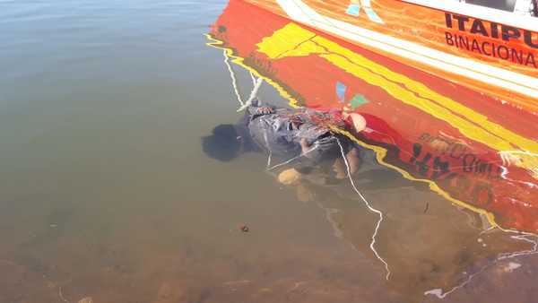 Sacan el cadáver de un hombre que cayó con su camioneta al lago Acaray