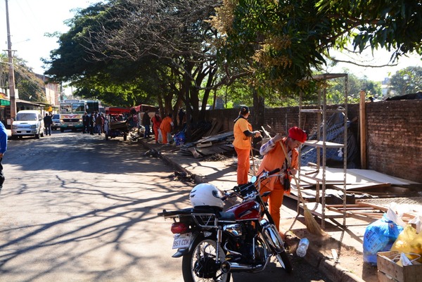 Liberan solo una parte de vereda de la escuela Bernardino Caballero