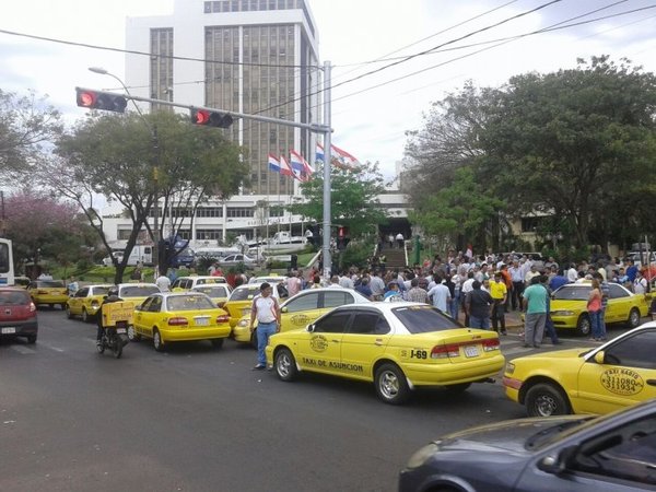 Rechazando a nuevas plataformas con o sin ordenanza, taxistas marchan hoy por Asunción
