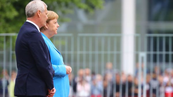 Merkel sufre el tercer episodio de temblores en un acto público