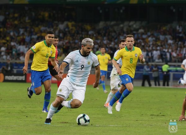 Zambrano habló sobre el uso del VAR en el Brasil-Argentina