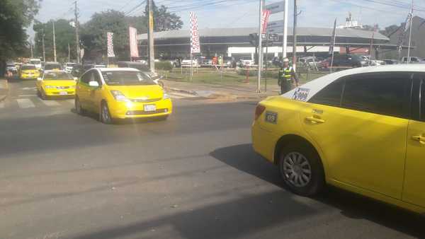 Taxistas en “guerra” contra MUV y Uber, circulan en caravana por el centro capitalino y obstaculizan el tránsito - ADN Paraguayo