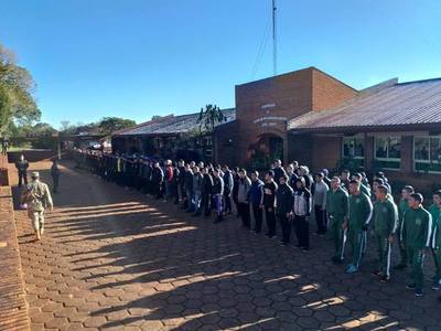 ALUMNOS DE ESCUELAS AGRÍCOLAS DE ITAPÚA RECIBEN INSTRUCCIÓN MILITAR.