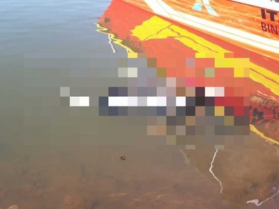 Hallan cuerpo del conductor que cayó con su camioneta a un lago