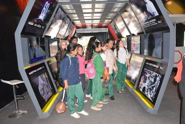 Estudiantes “visitan la Luna” en la EXPO