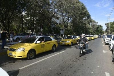 Taxistas se movilizan frente a la Municipalidad de Asunción - Nacionales - ABC Color