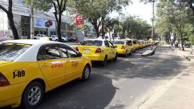 Taxistas realizaron una breve caravana frente a la Municipalidad - Nacionales - ABC Color