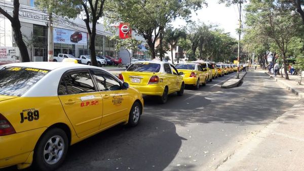 Taxistas realizaron una breve caravana frente a la Municipalidad - Nacionales - ABC Color