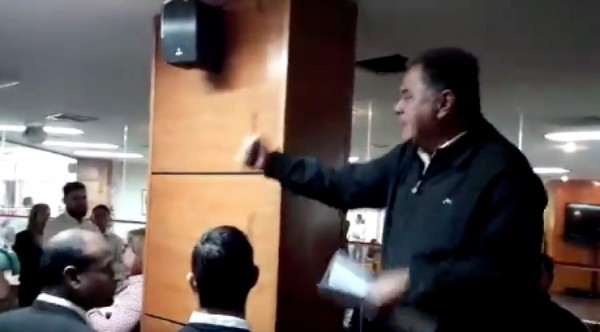 Taxistas hacen loas al EPP, escrachan a concejala y piden fusilar a periodistas
