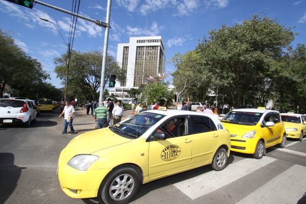 Taxistas tratan de inhumanos a periodistas y hacen hurra por el EPP