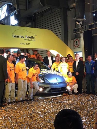 Adiós al Beetle, salió de una fábrica VW en México el último escarabajo