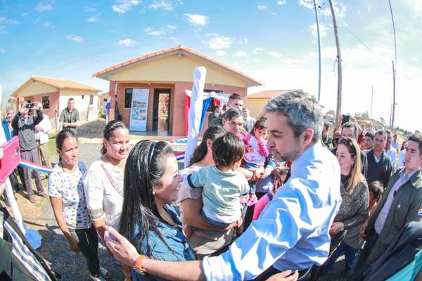 Presidente Abdo Benítez habilitó viviendas sociales en Villeta | .::Agencia IP::.