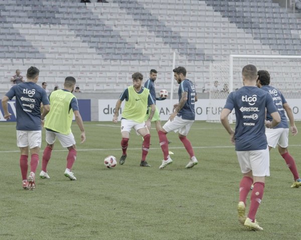 El equipo titular y el jugador Sub 19 del DT Russo