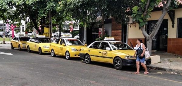 Solicitan informe del funcionamiento de las paradas de taxis
