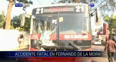 Motociclista chocó contra un colectivo y murió