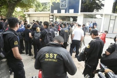 Funcionarios de empresa SST vuelven a manifestarse por incumplimiento de pagos » Ñanduti
