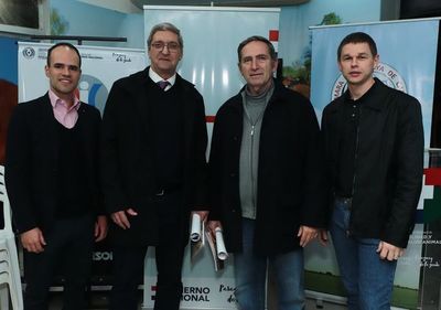Brindis en el stand del Senacsa