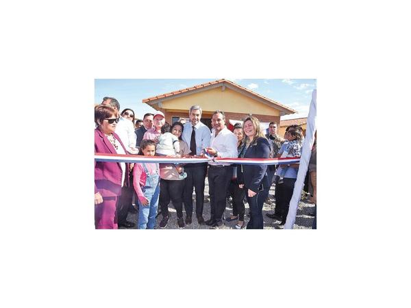 Presidente apura la inauguración de viviendas antes del primer año