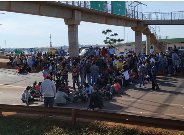 Nulo tránsito por cierre de puente internacional - Interior - ABC Color
