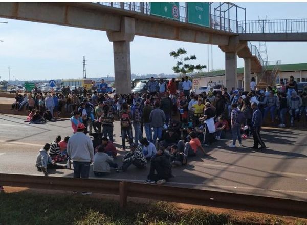 Nulo tránsito por cierre de  puente internacional - Interior - ABC Color