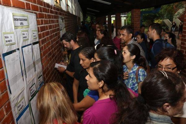 HOY / Mitad de docentes reprobó concurso público y alega que examen era ambiguo