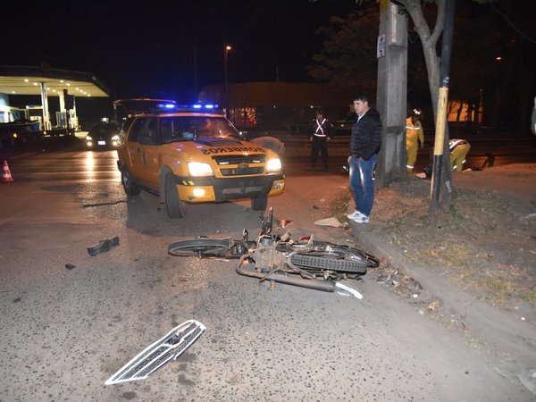 Motociclista muere arrollado por un vehículo y conductor se da a la fuga