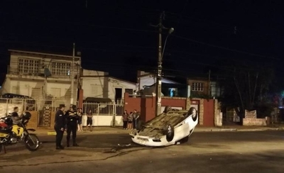 HOY / Vehículo vuelca sobre Gral. Santos: bache causa constantes accidentes