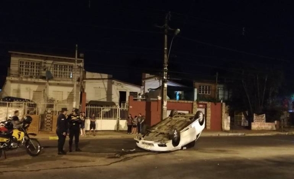 HOY / Vehículo vuelca sobre Gral. Santos: bache causa constantes accidentes