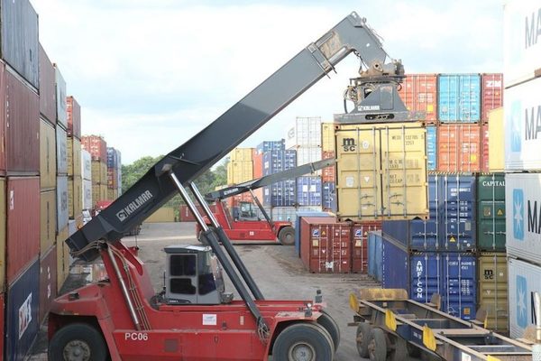 Importaciones caen un 7,7%, según el BCP