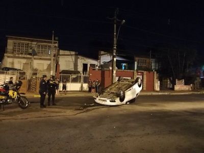 Conductor perdió el control de su auto y volcó