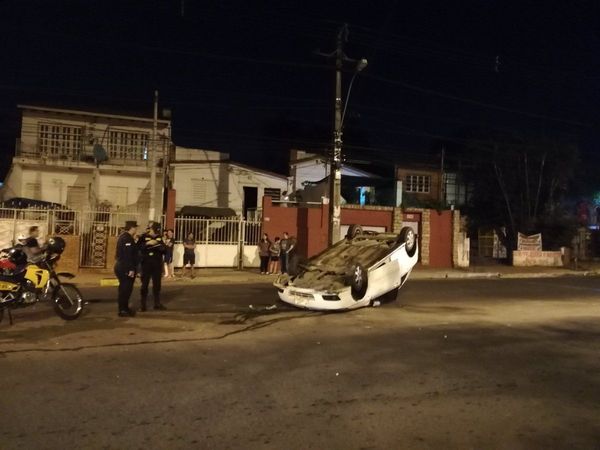 Conductor perdió el control de su auto y volcó