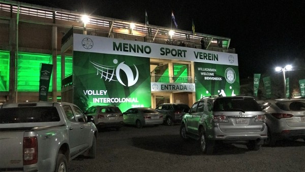 Inauguran moderno polideportivo con un torneo Intercolonial en Loma Plata