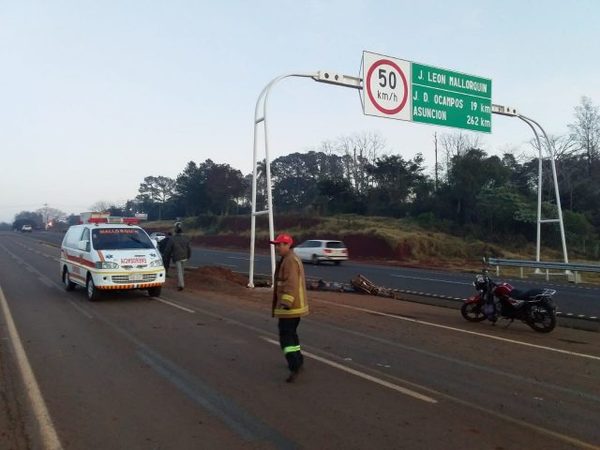 Joven muere al atropellar poste de hierro