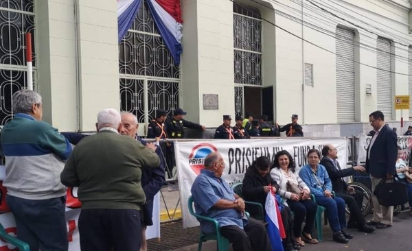 HOY / Funcionarios públicos protestan frente a Hacienda y exigen equiparación de haberes jubilatorios