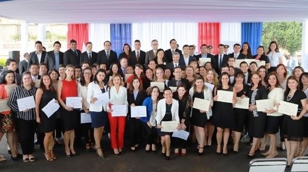 Gobierno proyecta una inversión de US$ 12,6 millones para unas 500 nuevas becas - .::RADIO NACIONAL::.