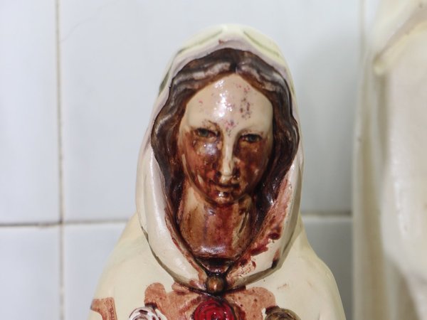 Virgen llora sangre y es milagrosa, aseguran